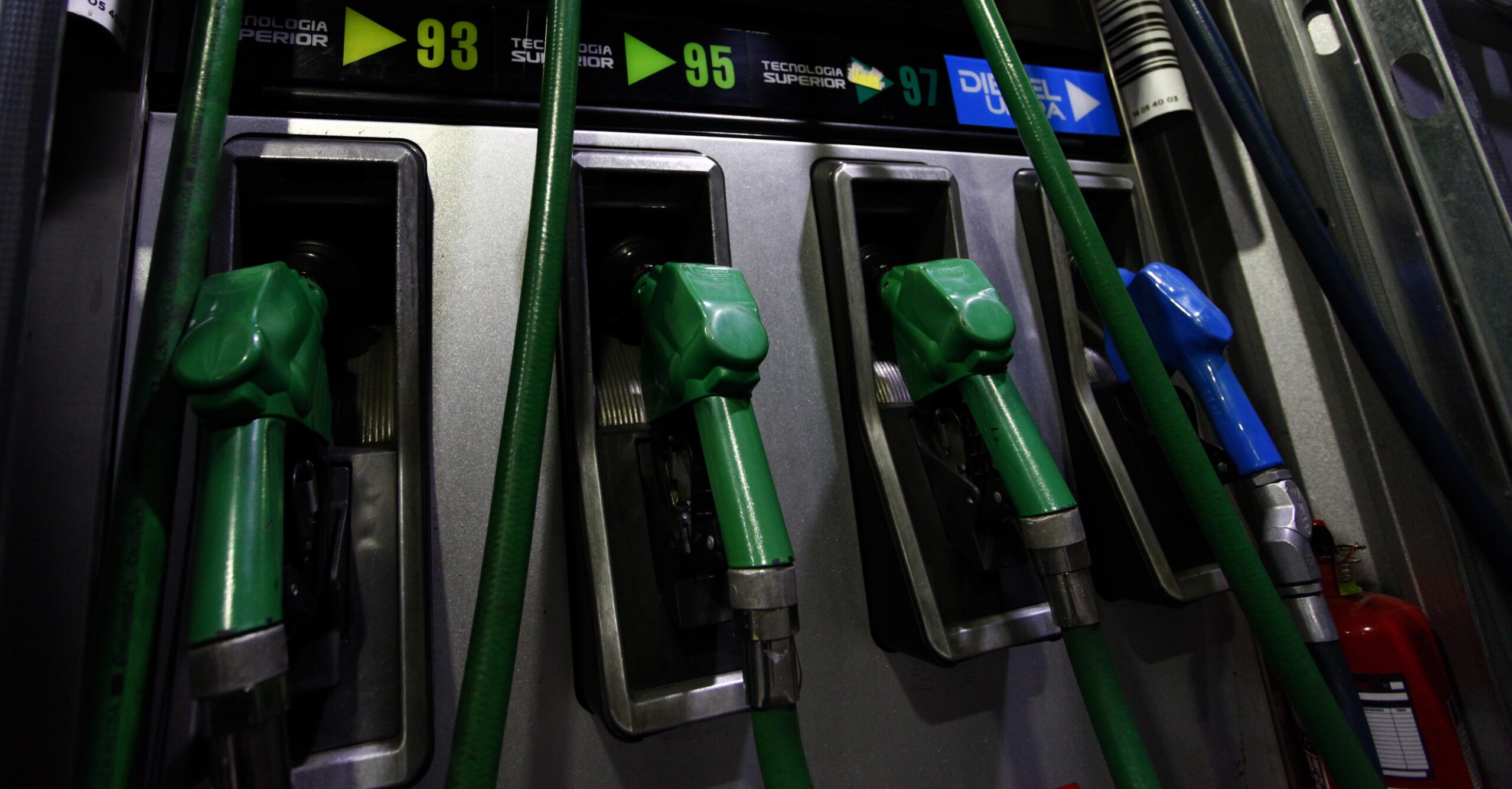 16 de Septiembre de 2020/SANTIAGO Fotografías temáticas de Bencinera Copec, donde la Empresa Nacional del Petróleo (ENAP) anuncia después de estar cuatro semanas en alza. El combustible volverá a bajar en todo el país, menos la bencina de 93 octanos