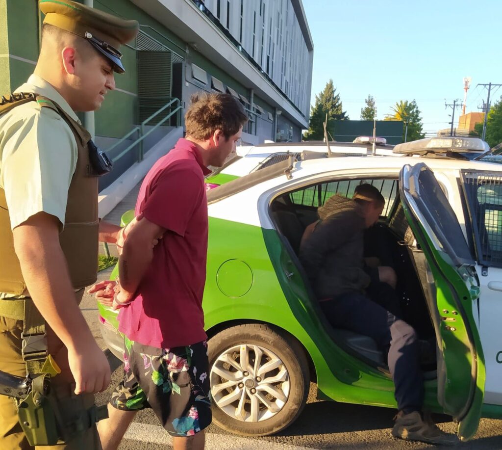 Carabineros-detuvo-en-Chillan-a-3-sujetos-que-abordaron-a-mujer-para-robarle-su-mochila-1-1024x917