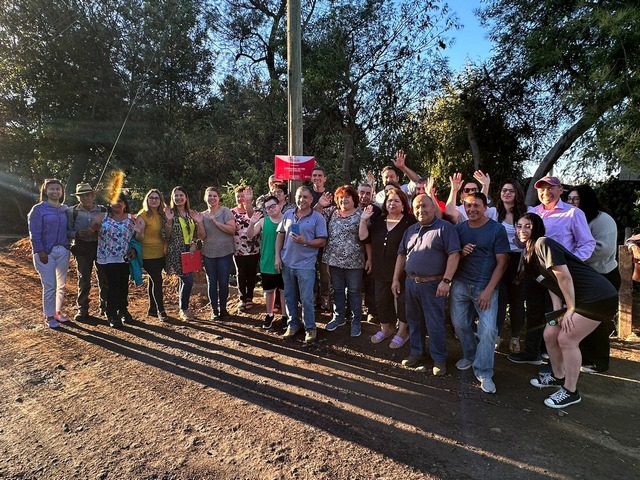 Nuevas-luminarias-brindan-mayor-seguridad-a-comunidad-de-sector-Malloa-Sur-1
