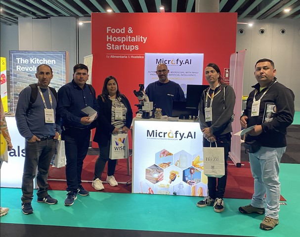 Empresarios-apicolas-de-Nuble-posicionan-productos-locales-en-feria-internacional-en-Espana1