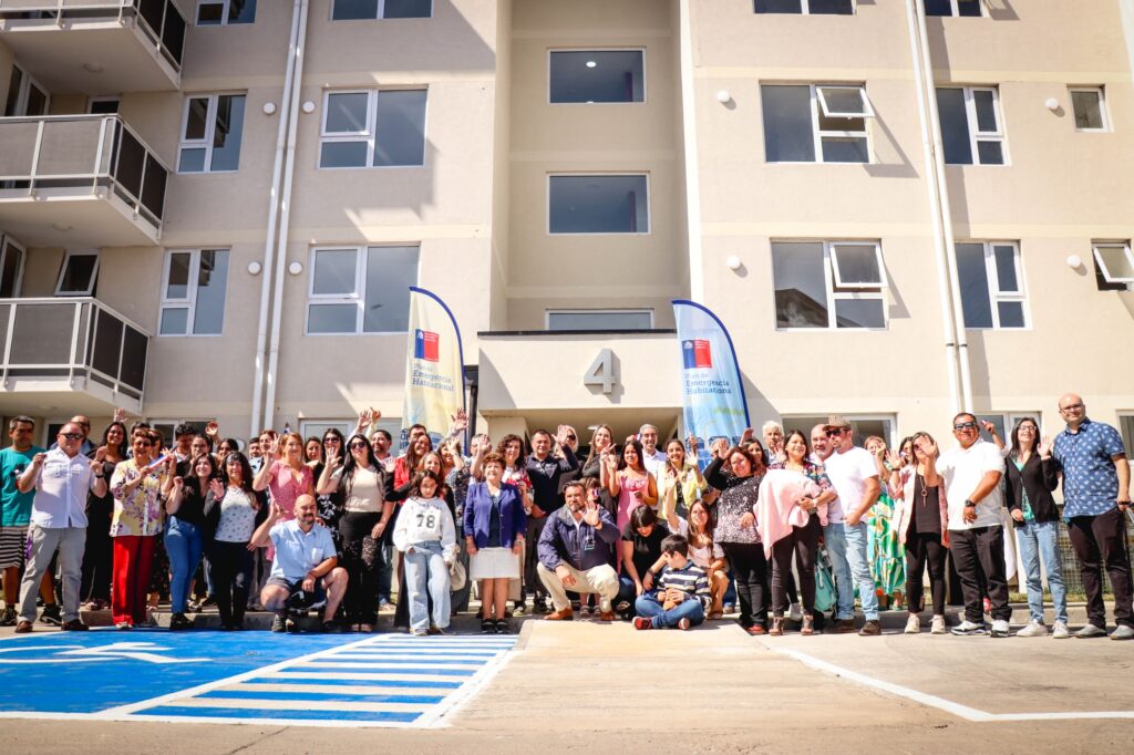 160-familias-reciben-sus-departamentos-en-el-condominio-Cerro-Colorado-1024x682