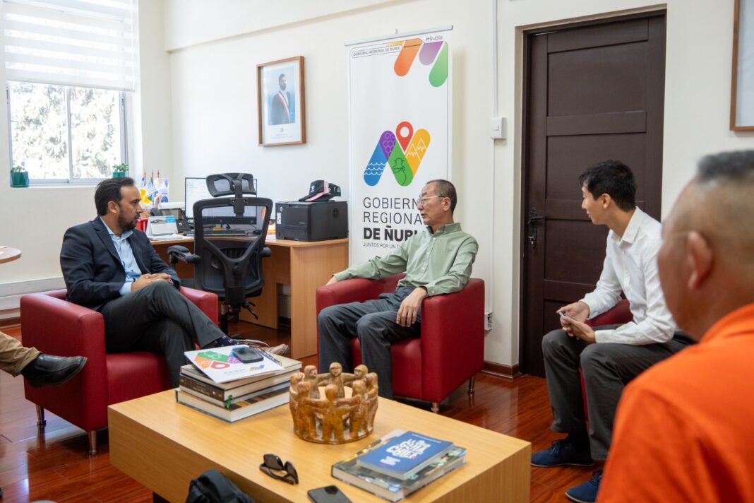 Inversionistas-chinos-se-reunen-con-Gobernador-Crisostomo-2-1068x712