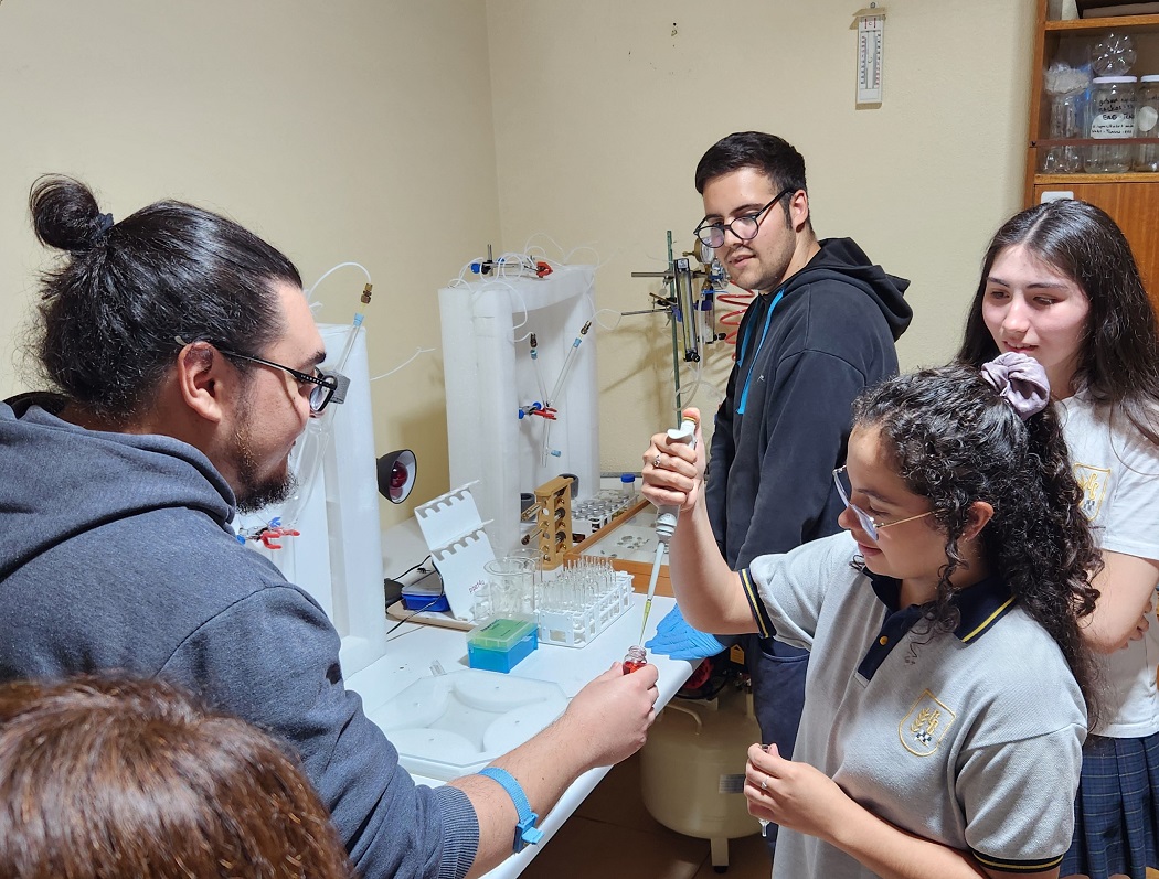 Alumnos en Laboratorio de Ecología Química de INIA 5