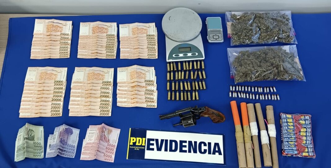 PDI-SAN-CARLOS-INCAUTO-FUEGOS-ARTIFICIALES-DROGA-UN-ARMA-Y-MUNICIONES-EN-NIQUEN-1068x543 (1)