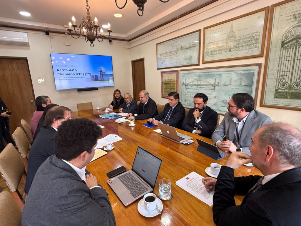 Gobierno-Regional-y-MOP-ratifican-convenio-para-potenciar-el-Aeropuerto-2-1024x768